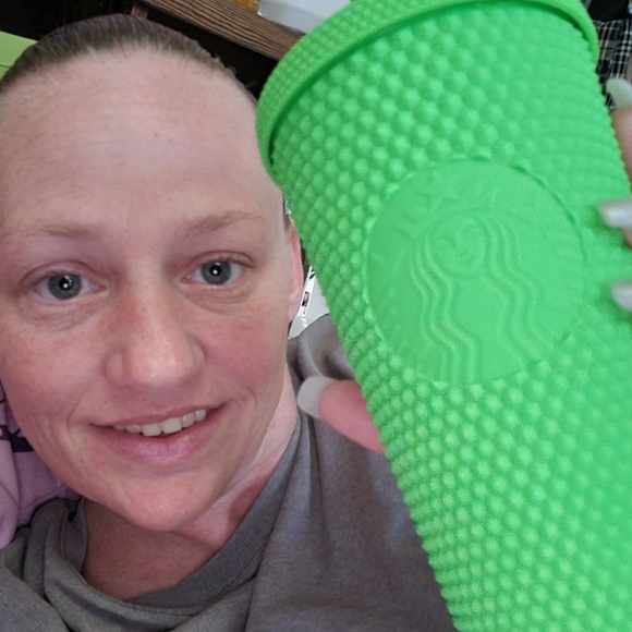 Starbucks 16 oz / grande matte neon green - Picture 2 of 2